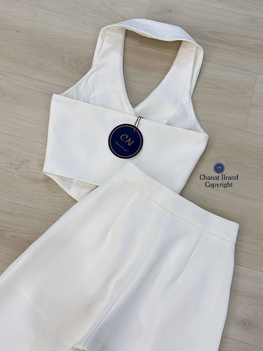 ชุดเซทแฟชั่น Set 2 ชิ้นสีขาวทั้งชุด ตัวเสื้อคล้องคอ ทรงเข้ารูปมีกระดุมหน้าใช้งานได้จริง