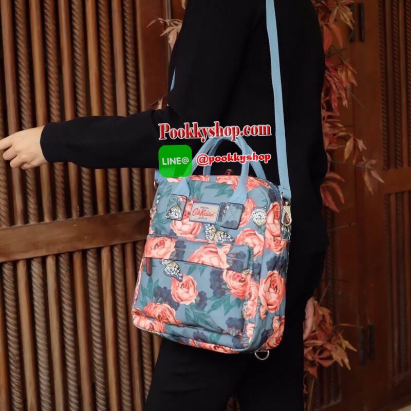 ว้าว ใครกำลังหาเป้น่ารักๆ สะพายข้าง ได้ แนะนำใบนี้เลยค่า จากแบรนด์ cath kidston ทรงน่ารักแถมลายหายากมาก น้ำหนักเบามาก ช่องเก็บของเป็นสัดส่วน ได้ราคาพิเศษคุ้มมากๆๆ ห้ามพลาดนะค่า ใครชอบแนวน่ารัก จัดเลย ไม่ต้องคิดนาน มาจำนวนจำกัดค่า