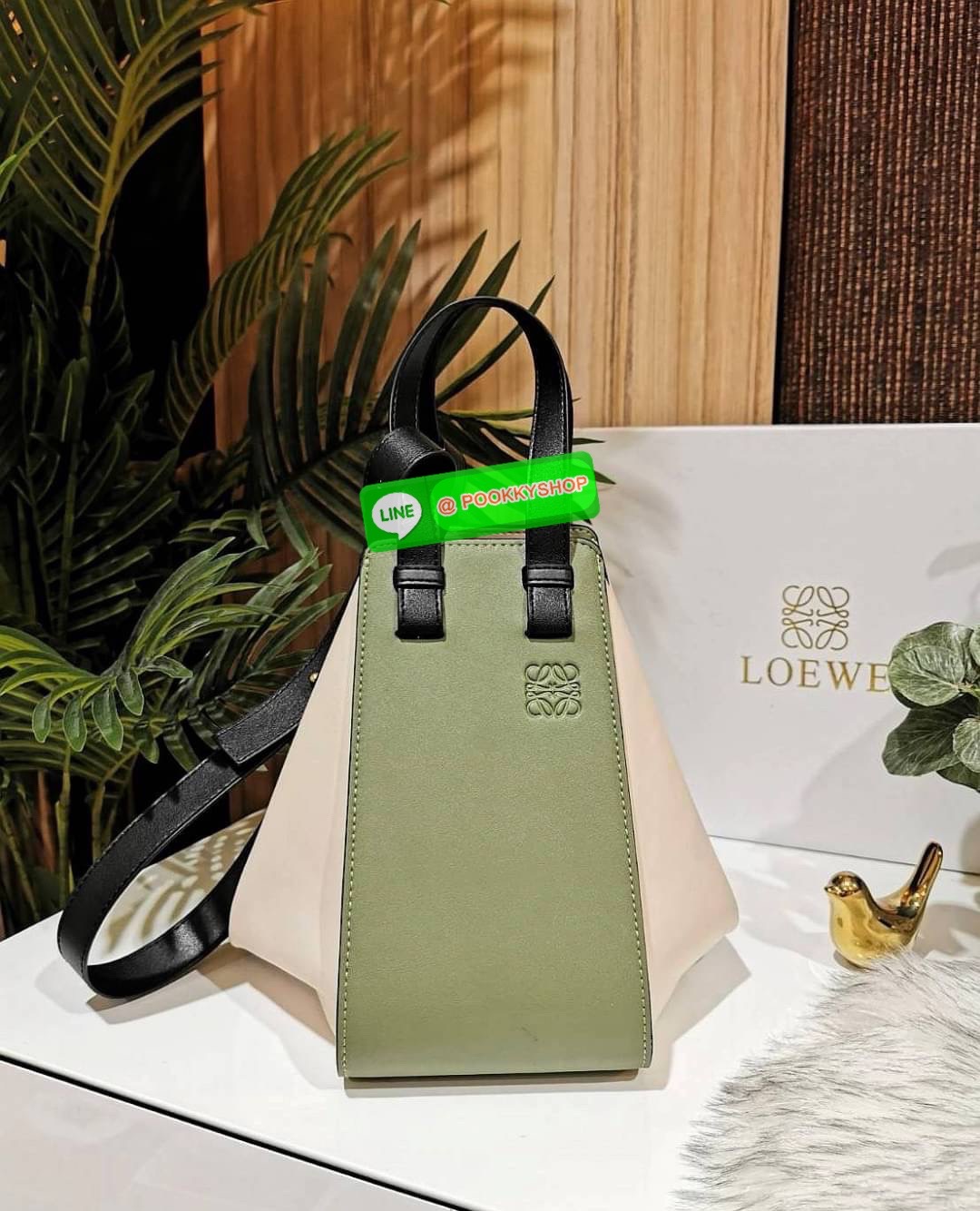✴️NEW ARRIVAL!✴️LOEWE HANDLE & SHOULDER BAG GIFT WITH PURCHASE GWP พรีเมี่ยมกิ๊ฟ Limited จาก LOEWE PERFUME DUTYFREE รุ่น Rare items สุดๆวัสดุหนังแท้ Calfskin หนังสวยดีไซน์มีเอกลักษณ์ ใบใหญ่กำลังดี น้ำหนักเบา สามารถปรับได้หลายทรงไม่จำเจ ด้านข