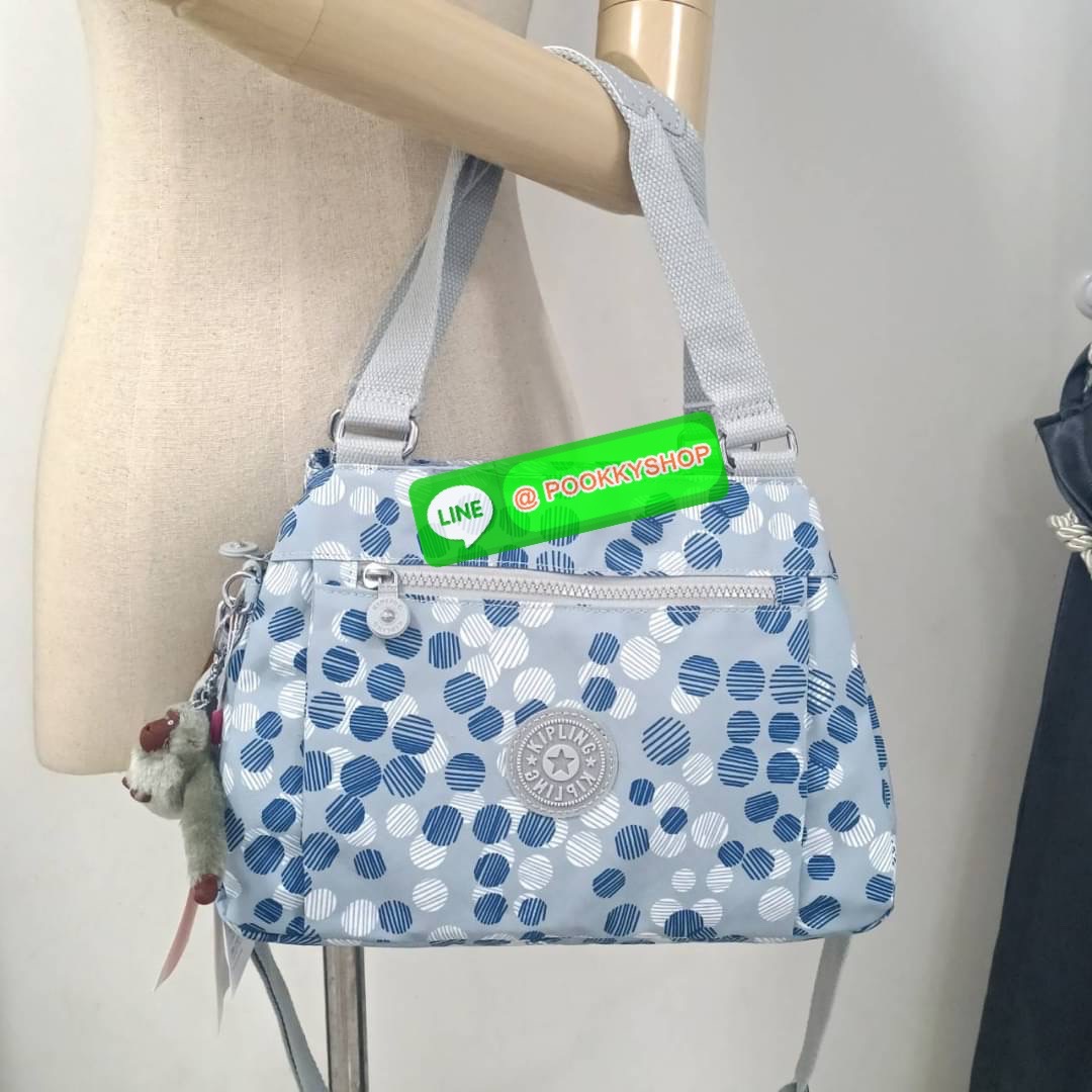KIPLING ELISE HANDBAG กระเป๋าถือและสะพายไหล่ วัสดุ Nylon +Polyester ขนาดกำลังพอดี จุของได้มาก มีหูจับสองสาย ถือสะดวก น้ำหนักเบา มีช่องซิป ด้านหน้า ช่อง กระเป๋าหลักเปิด-ปิดด้วยซิป มี3 ช่องว่างใส่ของได้จุมากๆ ใส่มือถือได้ กระเป๋าสตางค์ใบยาว และ เครื่องสำอาง