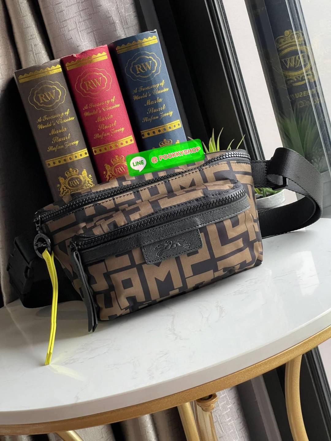 💕LONGCHAMP LE PLIAGE LGP BELT BAG M เท่ห์อย่างมีสไตล์กระเป๋าทรงคาดอกและคาดเอวดีไซน์แนวสปอร์ต เพิ่มความโดดเด่นทันสมัยด้วยลายซิกเนเจอร์ มีช่องซิปที่ใช้งานง่ายช่วยให้คุณหยิบใช้สิ่งของจำเป็นได้อย่างสะดวกและง่ายดาย และผสานสายรัดแบบปรับได้เข้ากับหัวเข็ม