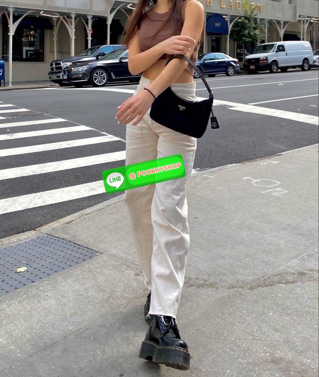 รุ่นใหม่แนะนำ!! รุ่นขายดีในตำนานค่ะ กับงานพรีเมี่ยมกิ้ฟท์ PRADA NYLON HANDBAGS ขนาดกะทัดรัด #อะไหล่เงิน วัสดุทำจากผ้าNylon อย่างหนา อยู่ทรง กันน้ำได้ หายห่วงคะ ด้านหน้ามีโลโก้แบรนด์ เปิดปิดด้วยซิป มาพร้อมสายผ้า ไม่สามารถถอดได้ ภายในบุผ้าลายPrada และป้ายโล