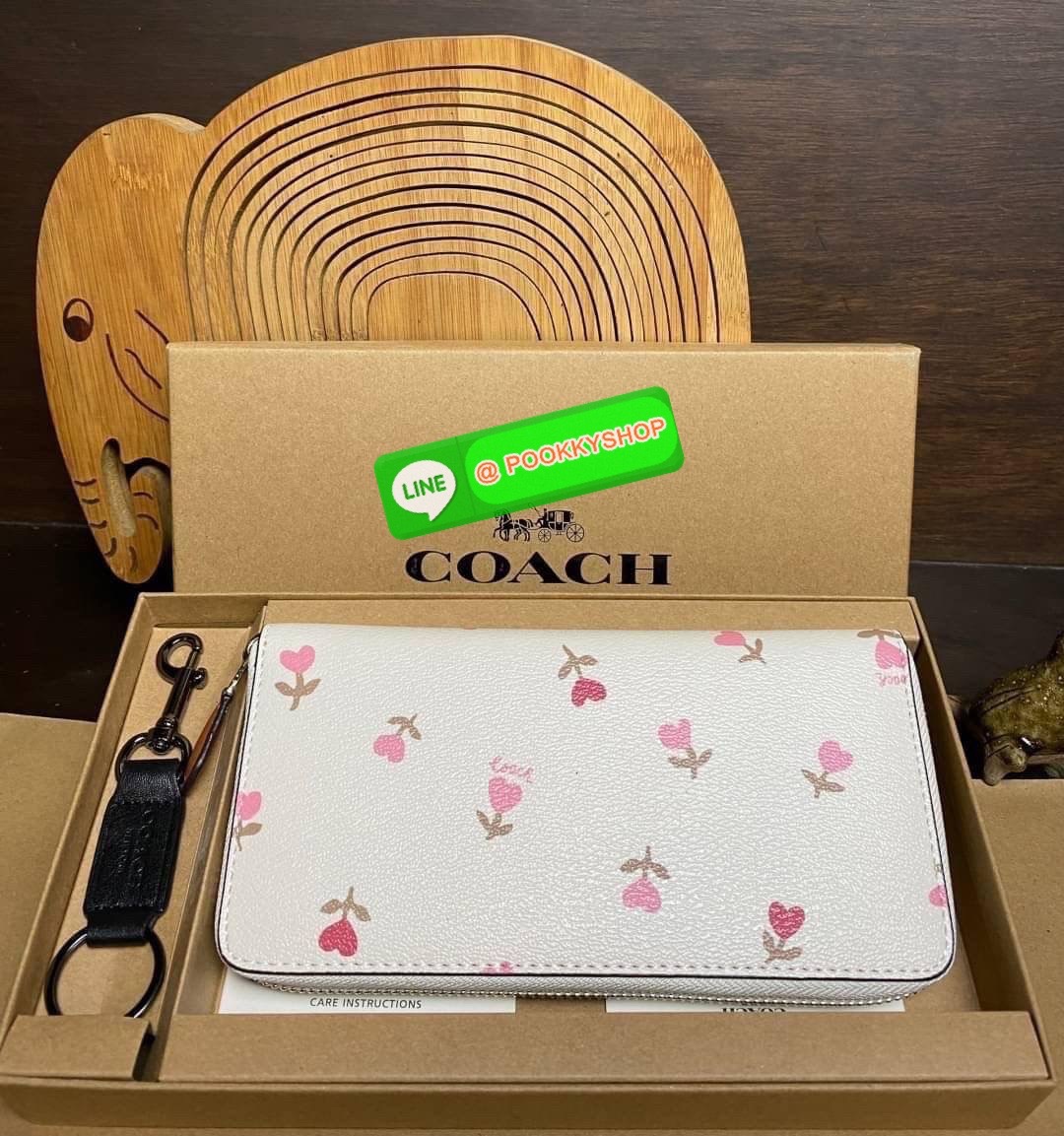 COACH ACCORDION ZIP WALLET IN SIGNATURE CANVAS กระเป๋าสตางค์ใบยาว ซิปรอบ ใช้งานง่าย ด้วยฟังค์ชั้น ด้านใน ใส่บัตรได้จุใจ มีช่องซิปใส่เหรียญตรงกลาง โดนใจหลายๆคนไปเรียบร้อยและคลาสสิค เรียบหรูดูแพงตลอดกาล ยกให้รุ่นนี้เลย