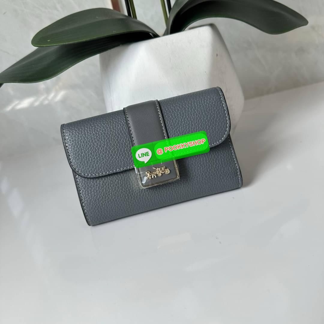 Coach Medium Grace Wallet (Cl421) 🔖กระเป๋าสุดหรูใบกลาง ขนาดกำลังดีกระทัดรัด 🔖วัสดุ : pebble leather 🔖ภายในมีช่องใบบัตรเครดิต 6 ช่อง มีช่องใส่เหรียญแยก สามารถใส่ธนบัตรแบงค์พันได้คะ