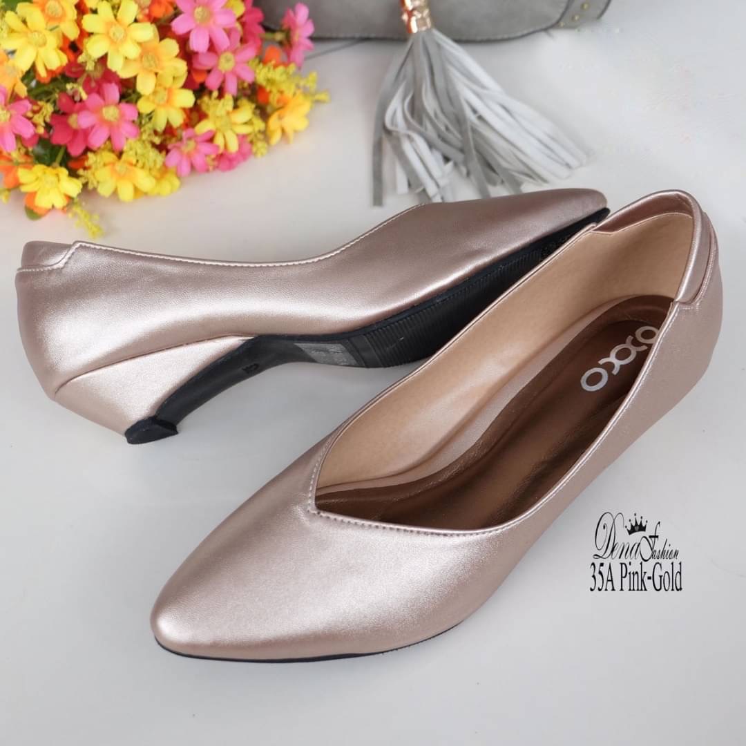 คัชชูหน้าวี ทรงสวยช่วยทำให้เท้าดูเรียวยาวขึ้น วัสดุหนังพียูให้ความเงาเล็กๆไม่มากจนไป ดูเรียบหรู