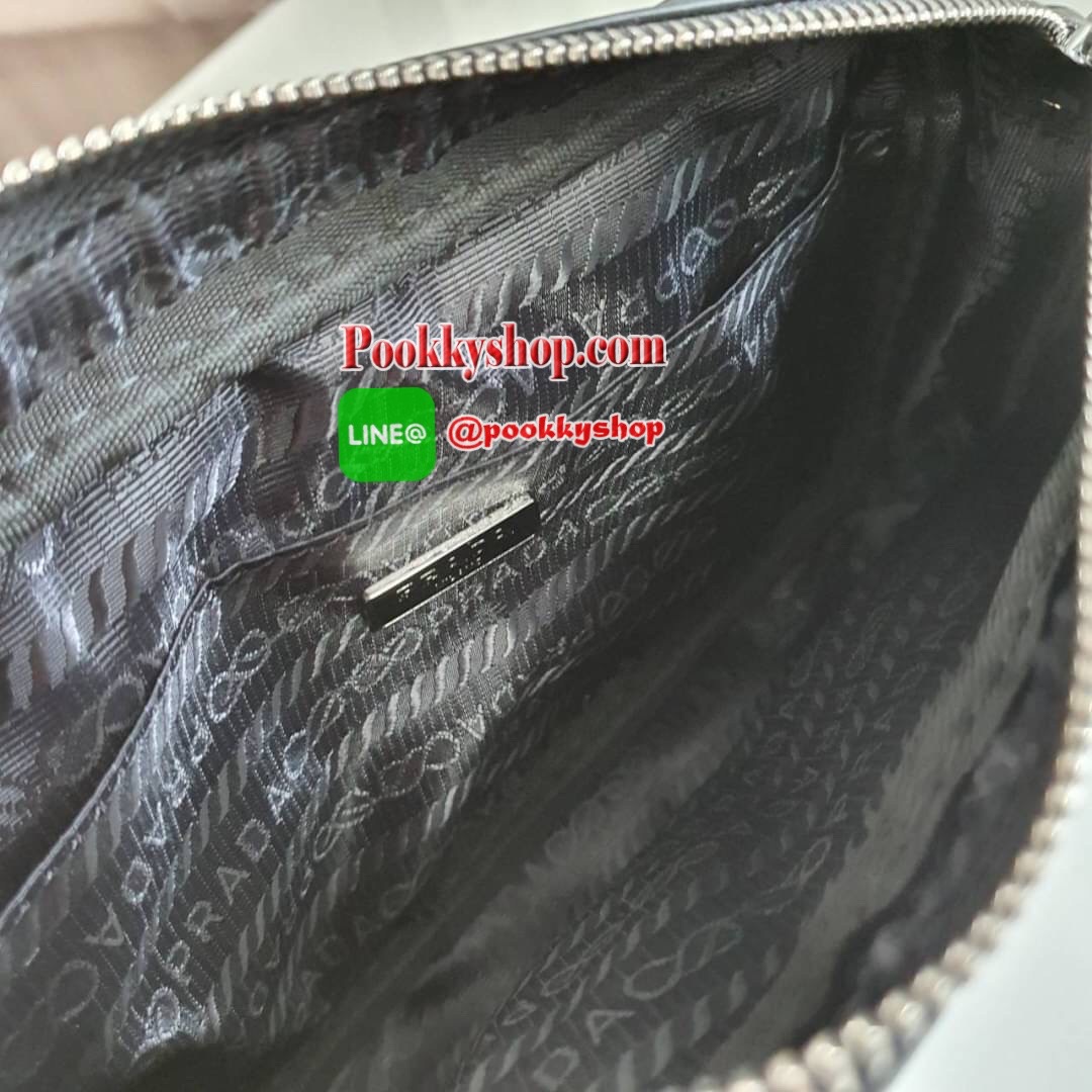 พร้อมส่งรุ่นใหม่ จากแบรนด์ Prada วัสดุทำจาก หนังสลับNylon สามารถกันน้ำได้ ตัวกระเป๋าอยู่ทรงสวย ขนาดกำลังพอดี ไม่เล็กไม่ใหญ่ไป แถมมากับกระเป๋าห้อยใบเล็กคุ้มสุดๆ อะไหล่เงินทั้งใบ ด้านหลังมีช่องใส่ของ เปิดปิดด้วยซิป ภายใน มีโลโก้แบรนด์ และช่องใส่ของแยก บุผ้