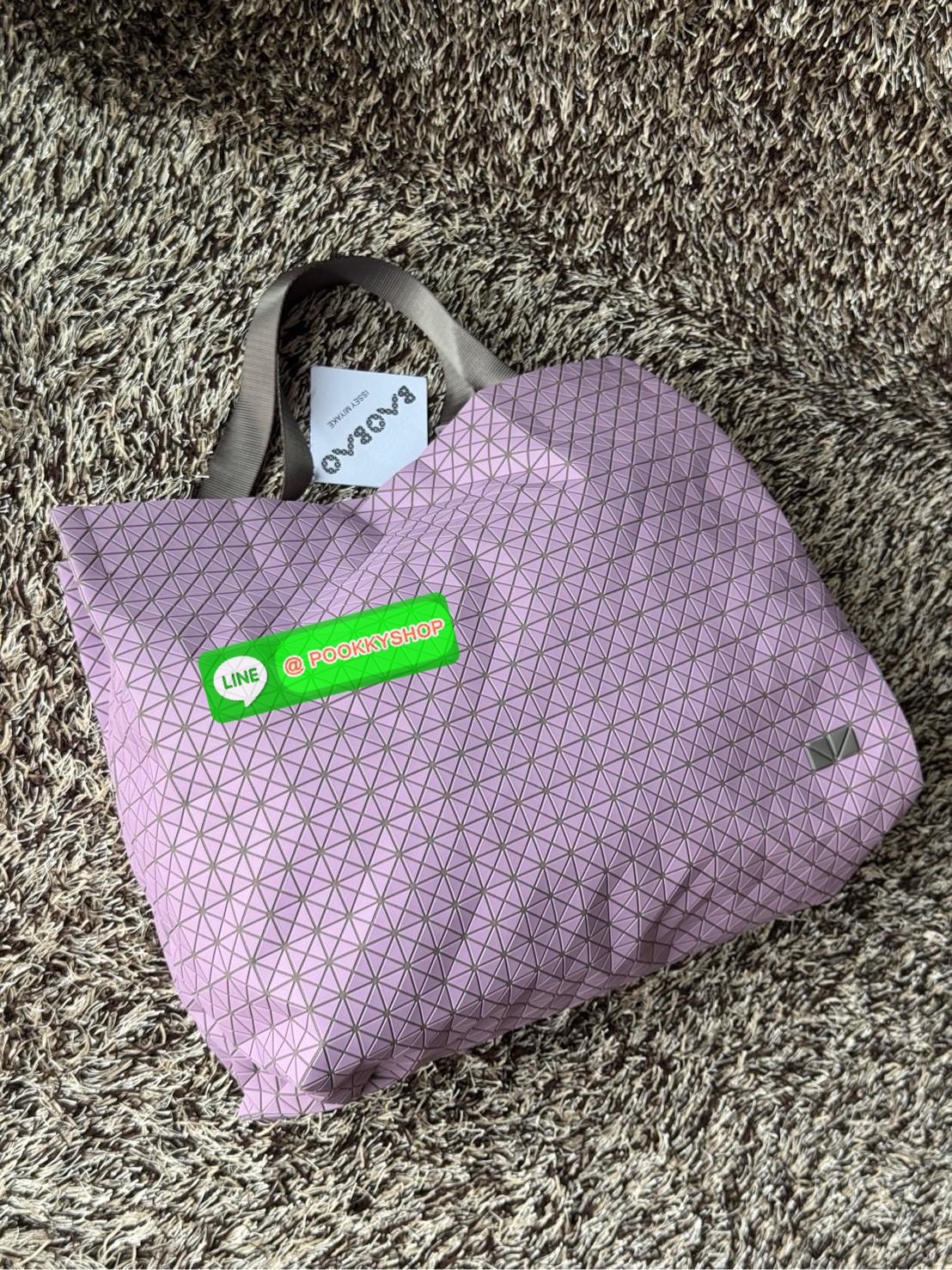 Baobao Issey Miyake Cart geometric L tote bag รูปทรงที่สร้างขึ้นโดยบังเอิญ' เสื้อผ้าที่มีโครงสร้างและได้รับการออกแบบทางวิศวกรรมอันเป็นเอกลักษณ์ของแบรนด์ ส่งต่อไปยังเครื่องประดับที่น่าประทับใจและไร้กาลเวลาเหล่านี้ กระเป๋าโท้ต Cart ประดิษฐ์ขึ้นจากการตั