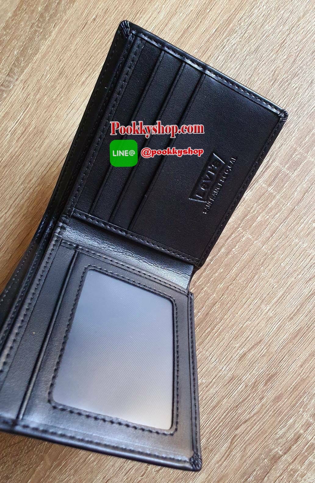 LEVI'S WALLET กระเป๋าสตางค์ทรงสั้นสำหรับคุณผู้ชาย แบบพับสองตอน วัสดุหนังคุณภาพดี ด้านหน้าปั้มโลโก้แบรนด์ ภายในมีช่องใส่ธนบัตรแยกเป็นสัดส่วน ตัวจริงสวยน่าใช้มากค่า