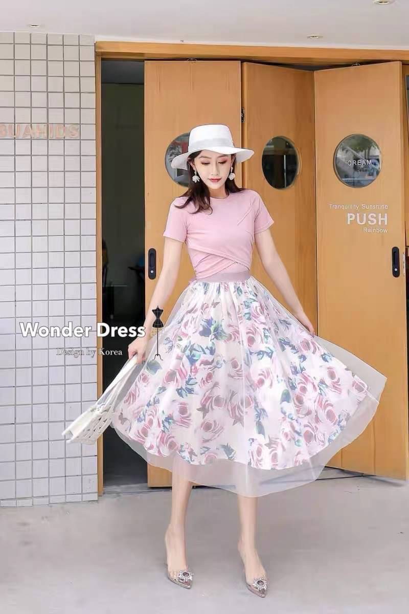 KOREA DESIGN BY WONDER DRESS เซทเสื้อกับกระโปรงงานน่ารักมากค่ะดีเทลเสื้อคอกลมสีชมพูเนื้อผ้าคอตตอนนิ่มๆสวมใส่สะบายแต่งดีเทลด้วยการแต่งไขว่ด้านหน้าไปผูกเป็นโบว์หลังจับคู่มากับกระโปรงลายดอกกุหลุบโทนสีชมพูครีมกระโปรงเป็นเอวยางยืดและเย็บทับด้วยผ้ามุ้งสีชมพู สว