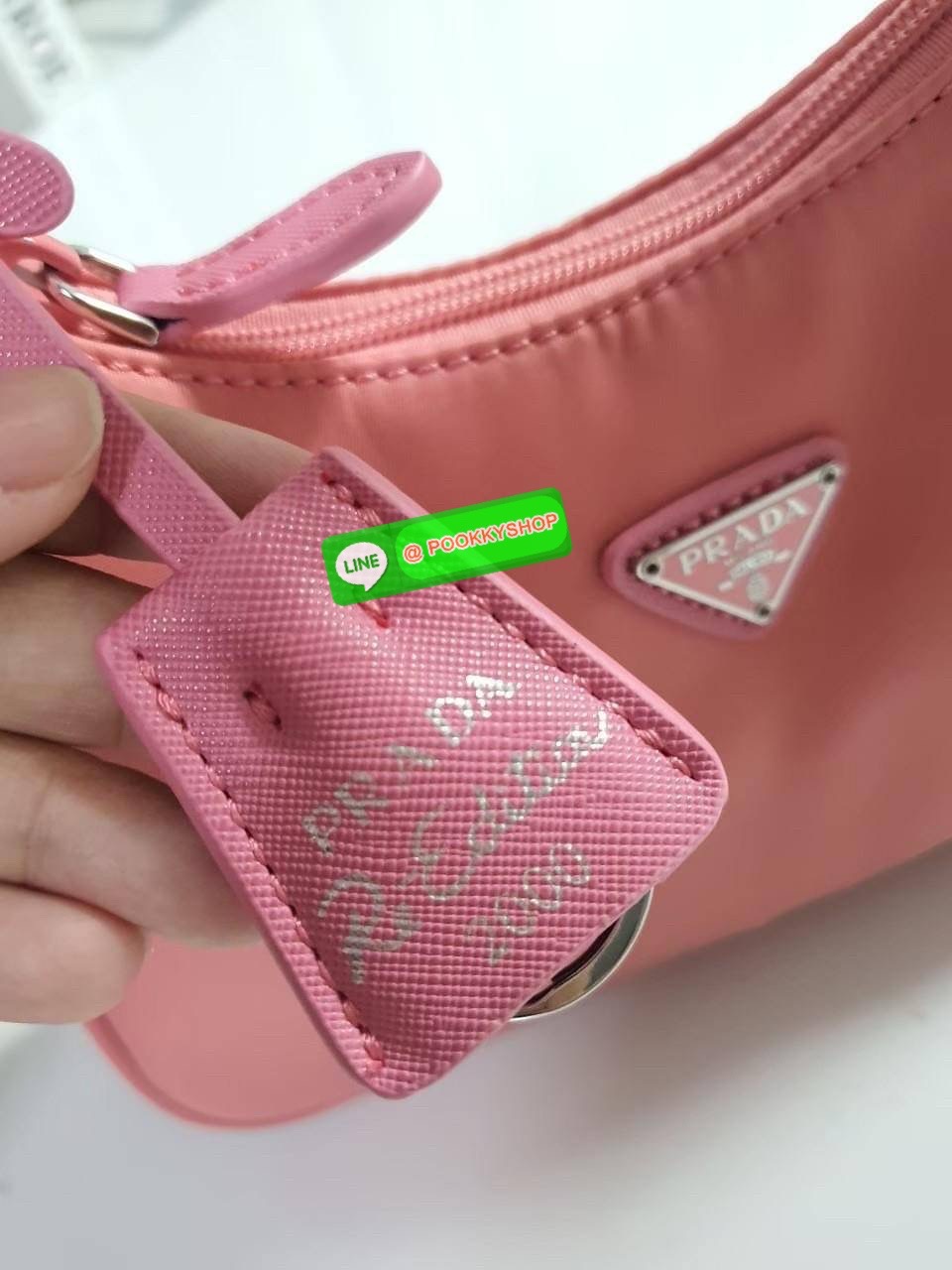 รุ่นใหม่แนะนำ!! รุ่นขายดีในตำนานค่ะ กับงานพรีเมี่ยมกิ้ฟท์ PRADA NYLON HANDBAGS ขนาดกะทัดรัด #อะไหล่เงิน วัสดุทำจากผ้าNylon อย่างหนา อยู่ทรง กันน้ำได้ หายห่วงคะ ด้านหน้ามีโลโก้แบรนด์ เปิดปิดด้วยซิป มาพร้อมสายผ้า ไม่สามารถถอดได้ ภายในบุผ้าลายPrada และป้ายโล