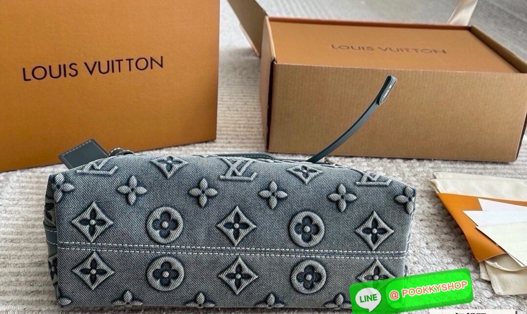 🕊️ พร้อมส่ง | LV CarryAll BB Monogram Denim Bag กระเป๋าสะพายสุดไอคอนิกผสานสไตล์ล้ำสมัยเปี่ยมฟังก์ชัน ไซส์ใหม่ล่าสุด กะทัดรัดใช้งานได้คล่องตัวมากขึ้น เดนิมซีดสไตล์วินเทจ ปั้มนูนโลโก้ลายโมโนแกรม ส่งท้ายปีแบบสุดหรู มีสายสะพายหนังต่อโซ่เงิน ภายในจุของ
