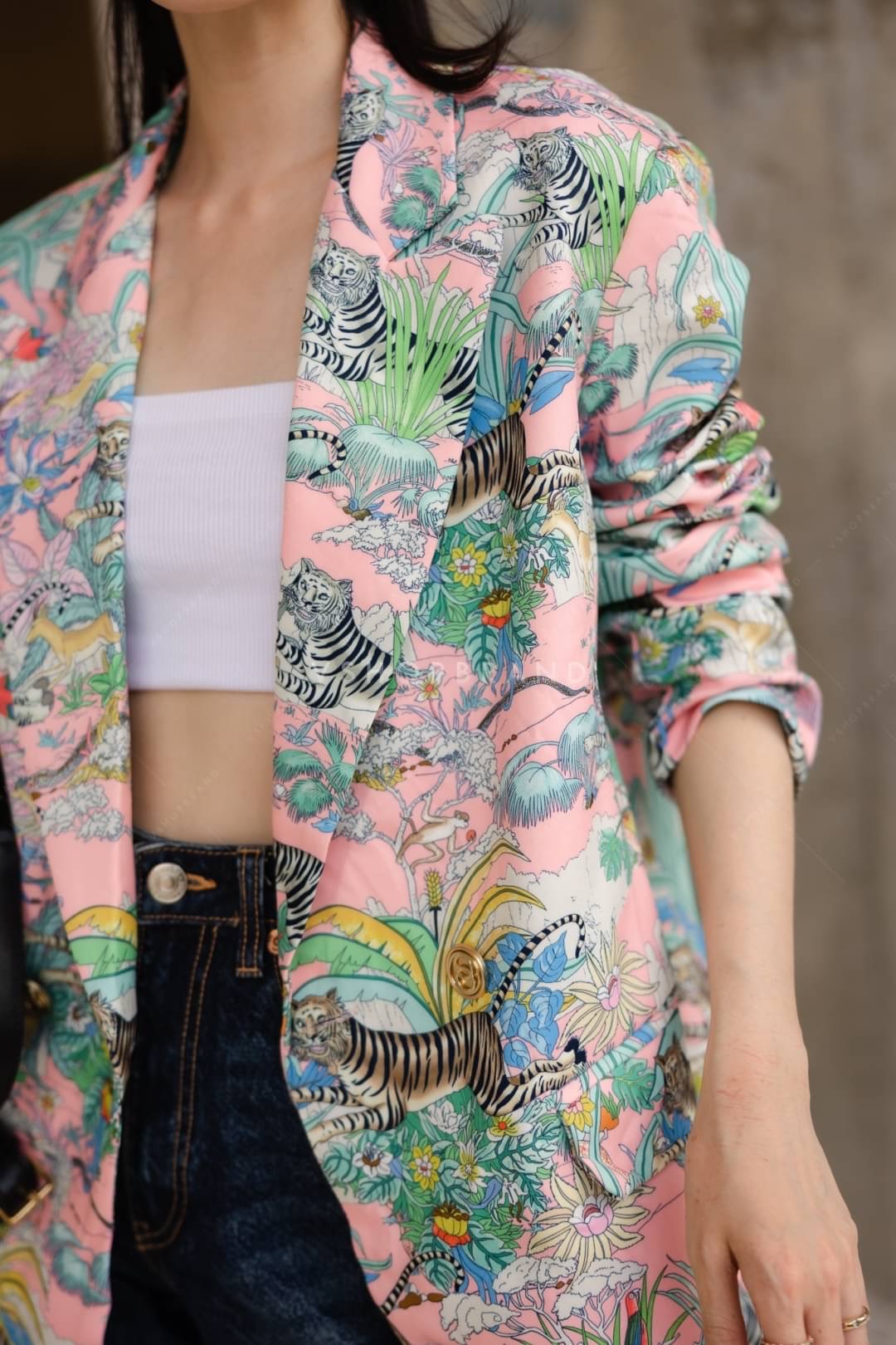 เบลเซอร์สูทลาย animal สีสันจัดจ้าน ต้อนรับซัมเมอร์ไปเลยค้า ตัวสูทคัตติ้งเนี้ยบ ทรงoversize เย็บซับติด งานสวยมากๆค่ะ