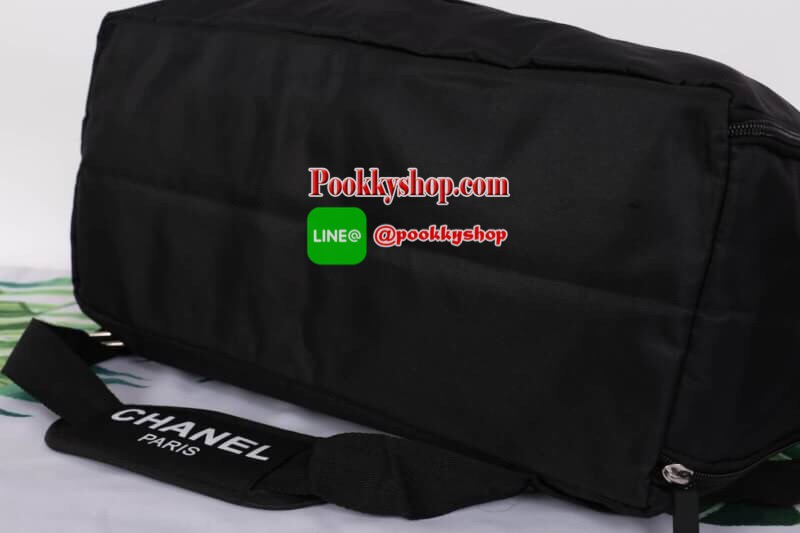 Chanel Authentic VIP Gift Bag Duffle Gym Travel -สินค้าเป็นของแท้ ใหม่ จากเค้าเตอร์เครื่องสำอาง/ น้ำหอมของแบรนด์- Chanel vip gift bag ของแท้ 100% ใช้เป็นกระเป๋าเดินทาง/ไปฟิตเนส ไปยิม หัวซิปปั้มโลโก้ ด้านในเป็นช่องกว้าง และช่องซิป ฐานกระเป๋ามีช่องแยกใต้กระ