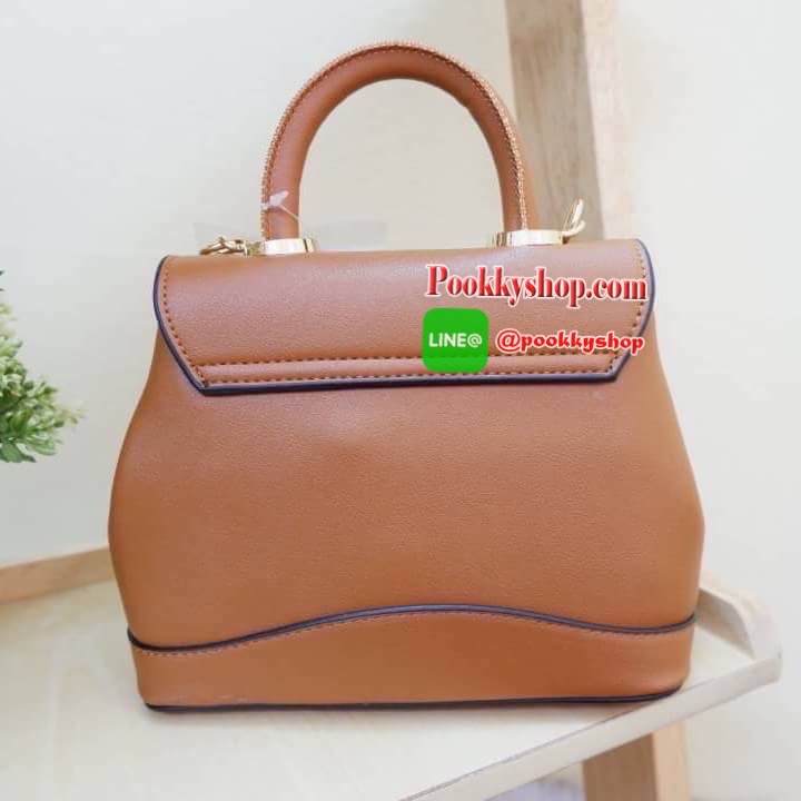 Lyn กระเป๋าหิ้วมาพร้อมสายสะพาย ขนาดกลางๆไม่เล็กไม่ใหญ่ ดีไซน์สวยน่ารัก ด้านในมีป้ายโลหะปั๊มแบรนด์ ใต้กระเป๋ามีหมุดรองทั้ง 4 มุม รูปทรงสวยเก๋ขนาดนี้ ไม่มีไม่ได้นะคะ