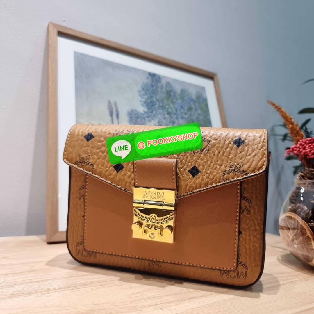 MCM SMALL MILLIE CROSSBODY IN VISETOAS กลับมาแน่นๆกับไอเท็มสุดฮิต!! ดาราเซเลปใช้กันเพียบ กระเป๋าสะพายข้าง ดีไซน์กึ่งสปอร์ต แต่แฝงความหรูในตัว ใช้งานง่ายด้วยขนาดที่พอเหมาะ และสายสะพายสปอร์ตที่สะพายคาดได้สะดวก จะสะพายข้าง สะพายแบบคาดอก ก็ดูดีไปหมด เปิด-ปิดด