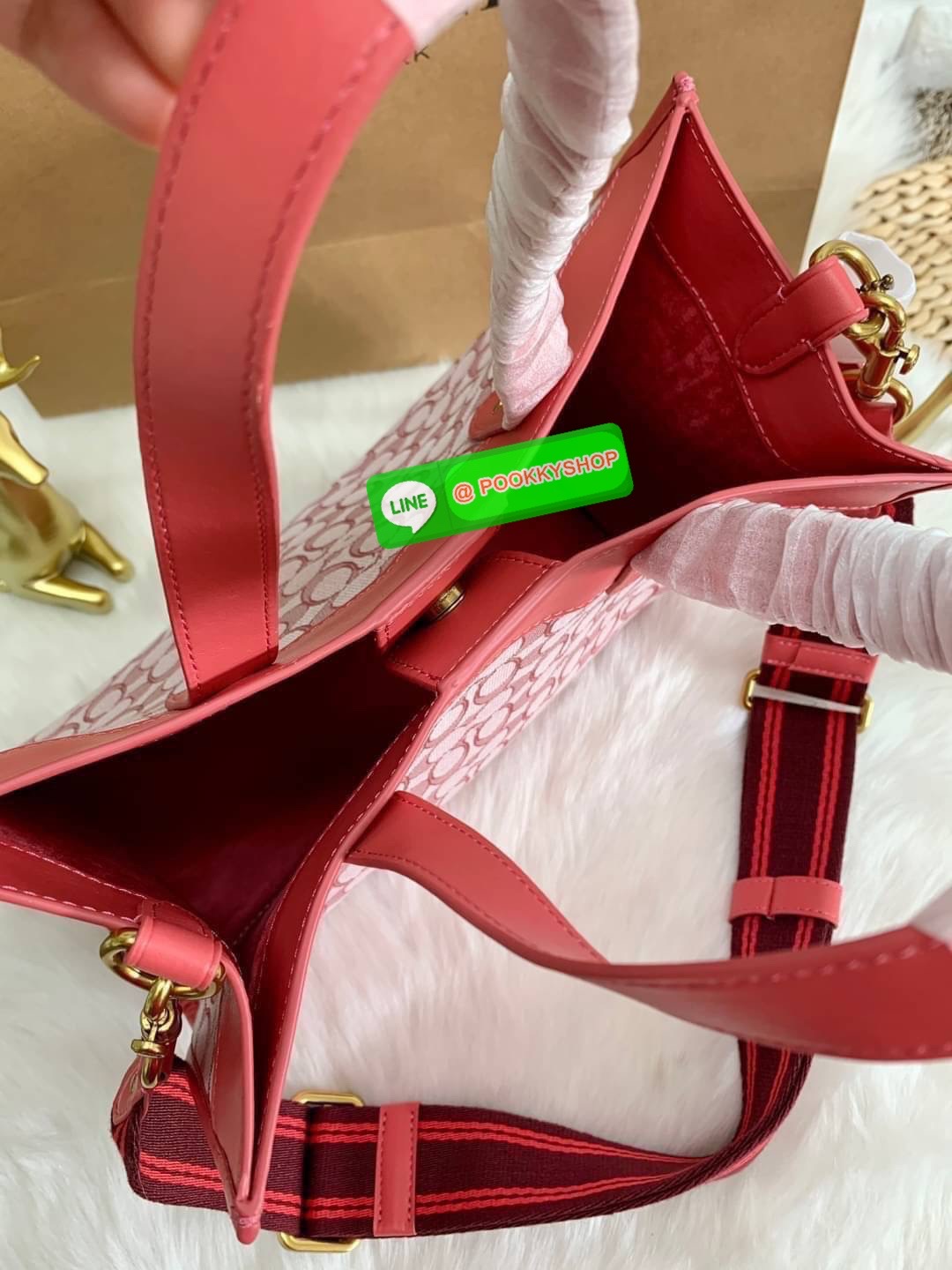 COACH TOTE FIELD JACQUARD BAG ((C3282)) กระเป๋าหิ้ว//สะพายข้าง JacquardลายC+หนังแท้ สวยงามลงตัวมากๆค่ะ ปากกระเป๋าเปิดปิดแบบกระดุมแม่เหล็ก ภายในกว้าง สาวๆที่สัมภาระเยอะบอกเลยเหมาะมากค่ะ