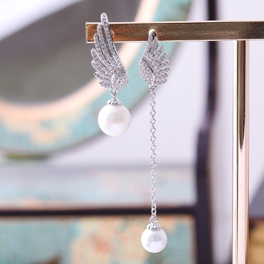 Re Stock Hot ltem!!!!! ต่างหูเพชร CZแท้. การกลับมาอีกครั้งของต่างหูที่สาวๆทุกคนหลงรัก ดีไซส์น่ารักมากๆค่ะ ด้วยรูปปีกฝังเพชร เลอค่าชวนมองมากๆ เพิ่มความสวยหรูด้วยมุกสีขาววาวใส.ที่ผ่านการเลือกสรรมาอย่างดี. คู่นี้ขอแนะนำเลยค่ะ. รอบนี้มาน้อยนะคะ. รีบคว้าไปเลยจ