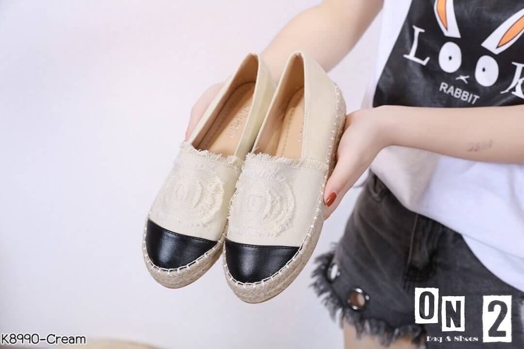 Chanel canvas slippers ผ้าใบCanvas ทรงslippers อีกตัวที่มากี่ครั้งก็ฮอต ด้านหน้าผ้าสามารถตัดให้เป็นโลโก้ CC ได้คะ หรือจะใส่แบบ OO ก็น่ารัก เป็นCanvas เทห์ๆใส่ง่าย ถอดสดวก พร้อมจ้า...มาตำกันได้เลยจ้า เป็นงานเกรดขึ้นห้าง มีกล่องค่ะไม่ใช่งานตลาดล่าง