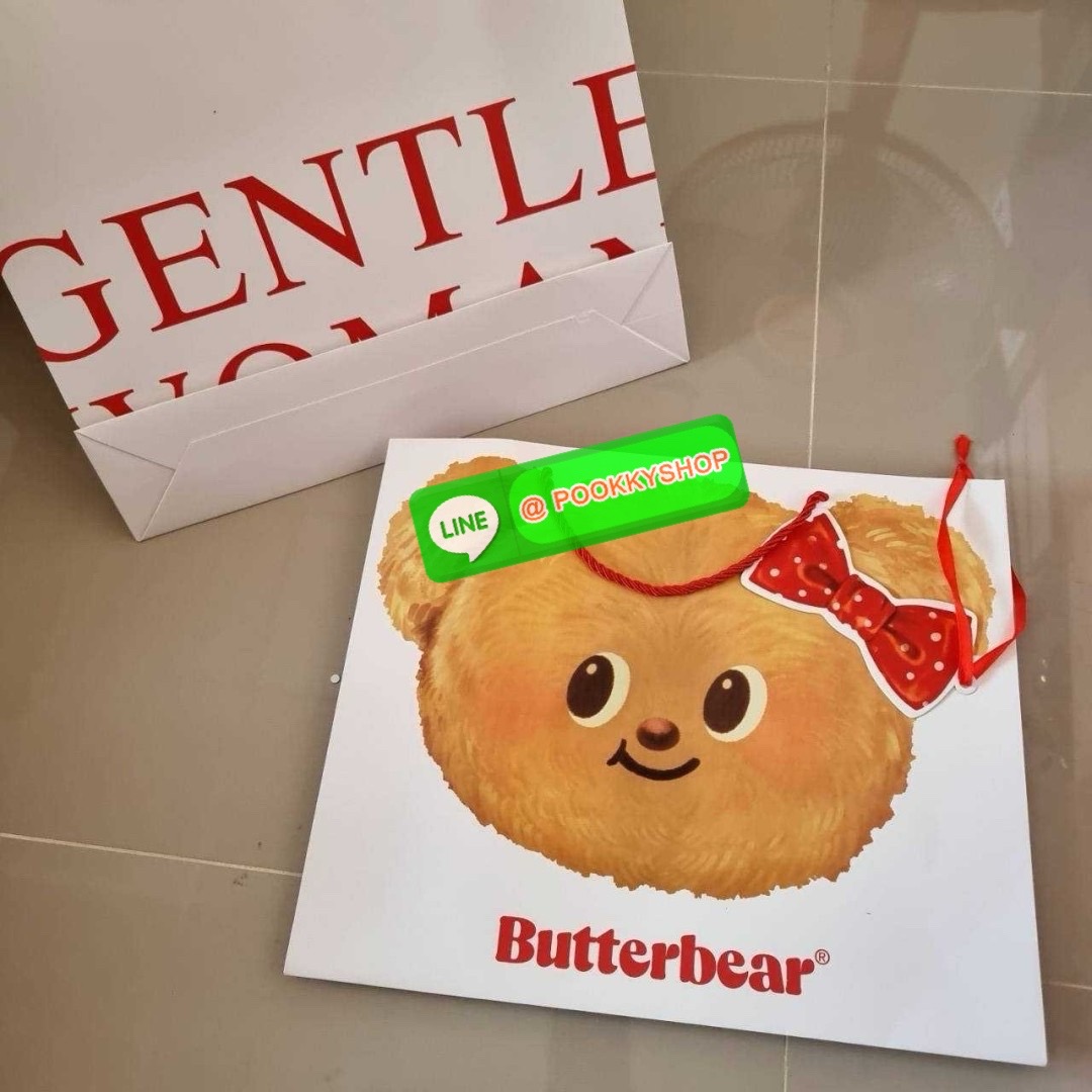 Gentlewoman x Butterbear tote bag 🔆 Details น่ารักเกินต้าน เป็นกระเป๋าที่เห็นแล้วใจฟูสุดๆ กระเป๋าโท้ทลายหมีเนยที่ตอนนี้กลายเป็นแรร์ไอเท็ม หายากสุดๆ รูปทรงคลาสสิค ภายในโล่งกว้างใส่ของได้เยอะมาก จะใช้เป็น everyday bag ก็ได้ พกไปต่างจังหวัดก็เหมาะ หร