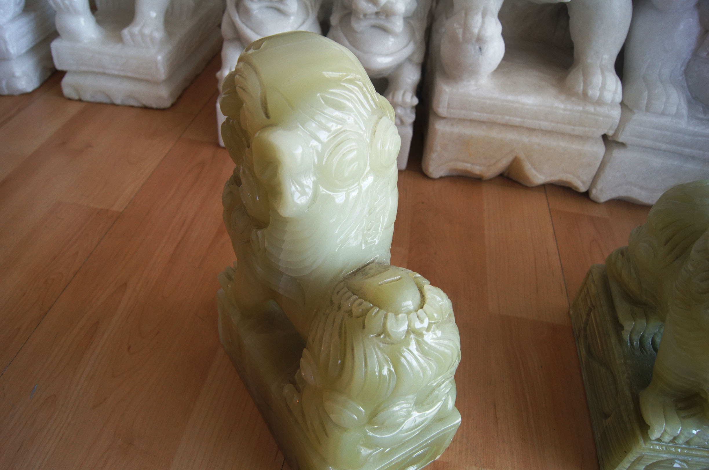 สิงโตปักกิ่ง แกะสลักจากหินหยกปากีสถาน สูง9นิ้ว