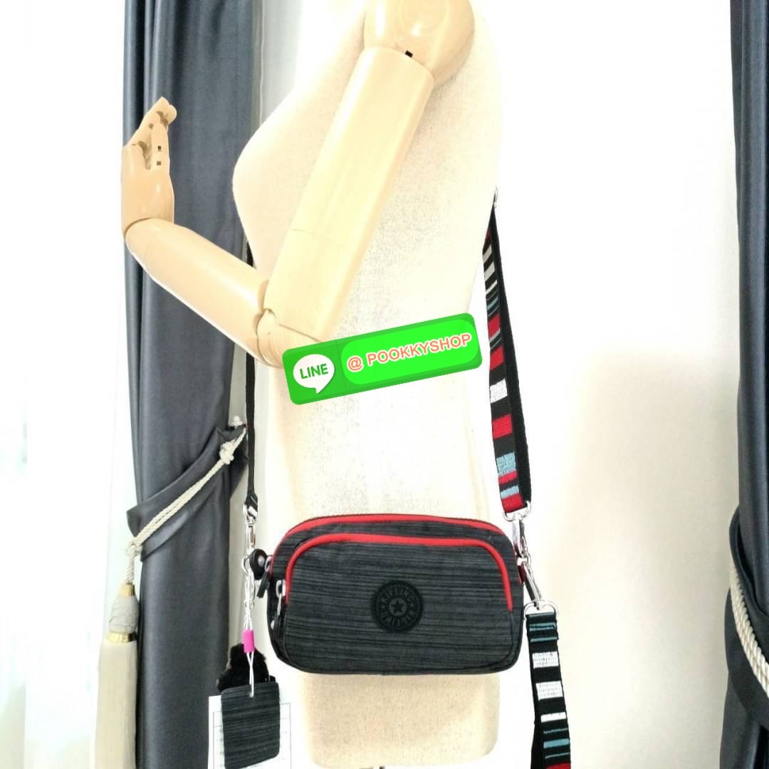 KIPLING Monkey program Seoul up clutch & sling bag รุ่น 2 ซิป (ขนาด 7 นิ้ว) กระเป๋าคล้องมือ หรือ สะพายข้าง ขนาดเล็ก วัสดุ Nylon & Polyester 100% ใช้งานได้ 2 รูปแบบ มีสายสลับเปลี่ยนได้ทั้งแบบคล้องมือ และ สะพายข้าง ตามโอกาสการใช้งาน