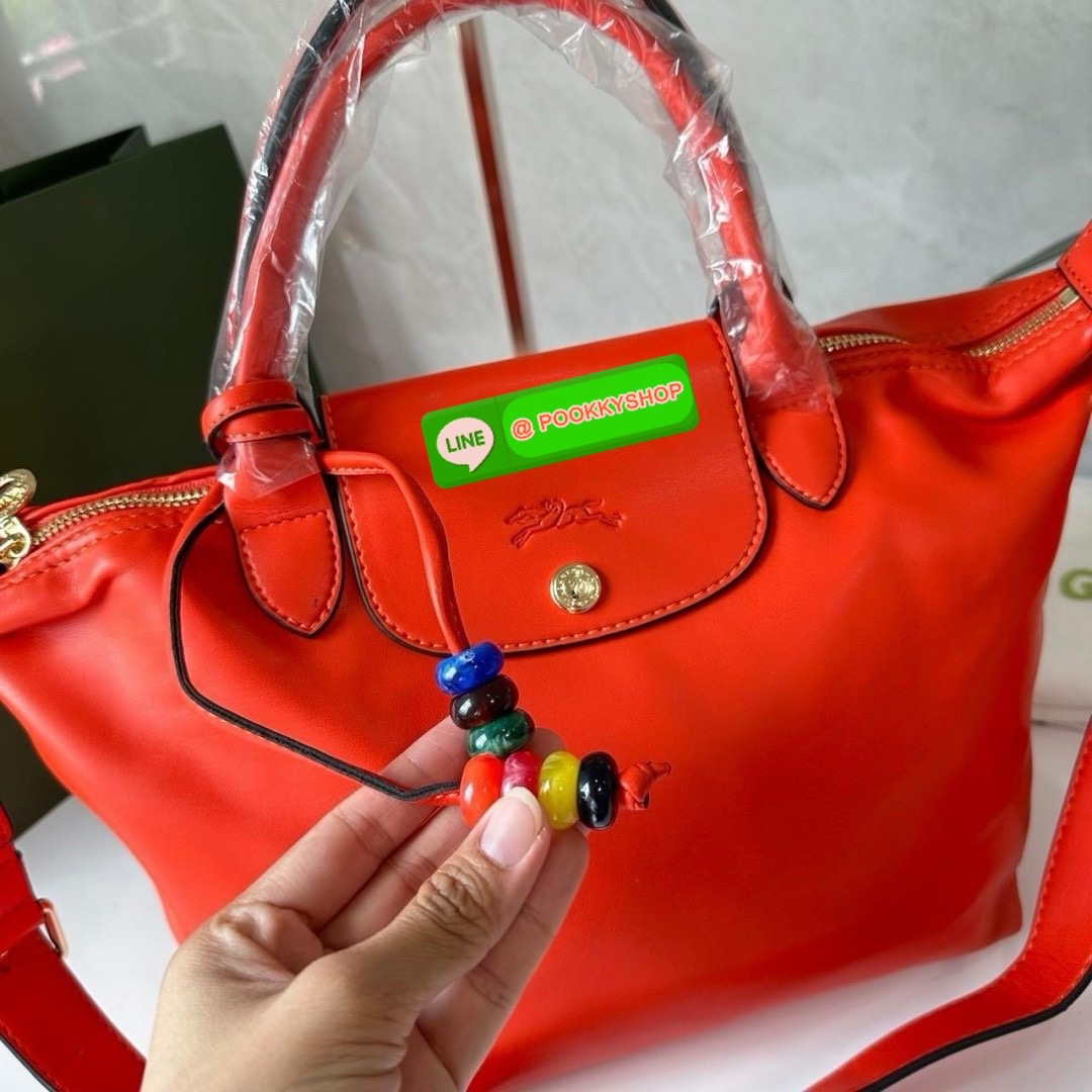LONGCHAMP Le Pliage Xtra L Leather Handbag 🔖กระเป๋าสะพายคอสบอดี้ รุ่นใหม่โด่ดเด่นลูกเล่นของลูกปัดห้อยสีสันสดใส ทำให้กระเป๋าดูมีลูกเล่นมากขึ้น 🔖วัสดุ : หนังวัวทั้งใบนิ่มน่าสัมผัส 🔖เปิด-ปิดแบบกระดุมแป็ก มีซิปปิดปากกระเป๋าอีกชั้น ป้อง