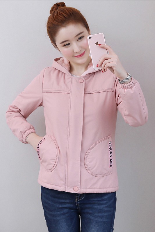 เสื้อกันหนาวแฟชั่นนำเข้า : เสื้อกันหนาวแฟชั่น พร้อมส่ง สีชมพู แขนยาว แต่งจั๊มปลายแขน ซับในบุด้วยผ้าขนสัตว์นุ่มๆ มีฮูทสุดเก๋ แบบซิบรูด กระเป๋า 2 ข้างใช้งานได้ งานสวยเหมือนแบบแน่นอนค่ะ หน้าหนาวปีนี้พลาดไม่ได้น้า