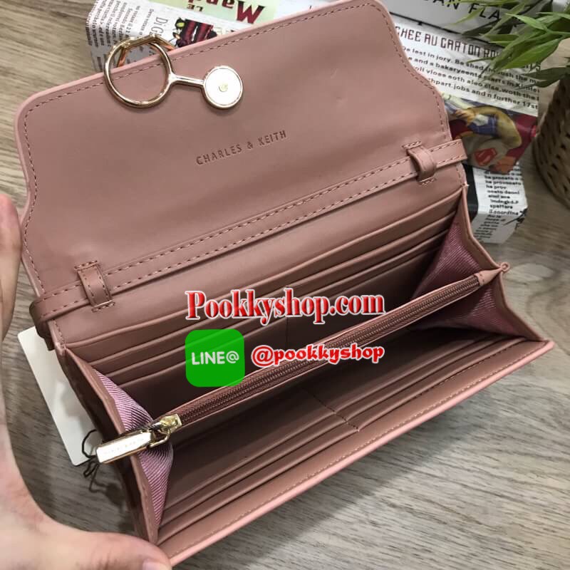 Don't Miss! CHARLES&KEITH WALLET กระเป๋าคลัชรุ่นใหม่ล่าสุดแบบชนช็อปเปิดปิดด้วยฝาปิดกำมะหยี่กระดุมแม่เหล็กประดับพู่หนังดูมีดีเทล ด้านหน้ามีโลโก้แบรนด์ ภายในมีทั้งช่องซิปและช่องใส่บัตรหลายช่องสามารถใส่ธนบัตร มือถือ เหรียญและบัตรได้เยอะ ด้านหลังมีอีก1ช่