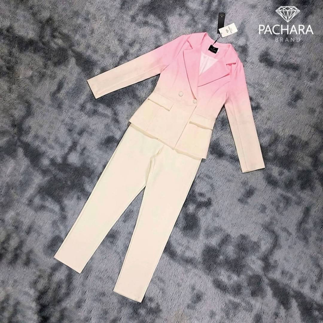 เซ็ต 2 ชิ้น เสื้อสูทแขนยาวไล่สีทูโทนสีชมพูครีม แต่งกระเป๋าสองข้าง เนื้อผ้าหนาอัดกาวอย่างดี แมทช์คู่กับกางเกงขายาวเอวสูงสีครีม งานซิปด้านหลัง มีกระเป๋าสองข้าง รุ่นนี้ใช้ผ้าอย่างดีใส่เป็นทรงสวย แมทช์ง่ายใส่ได้หลายโอกาสเลยนะคะ