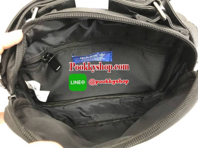 New!!! Adidas shoulder bag พร้อมส่ง กระเป๋าสะพายข้างแนว sport วัสดุด้านหน้าเนื้อ matte ผสมหนังนิ่มค่ะ น้ำหนักเบา ด้านหน้าติดโลโก้แบรนด์ เปิดปิดกระเป๋าแบบซิป ภายในโล่ง ใส่ของจุพอประมาณเลยค่ะ มีช่องซิปหนึ่งช่อง ด้านหลังมีช่องซิปยาวให้ใส่ของได้ด้วยนะคะ สายสะ