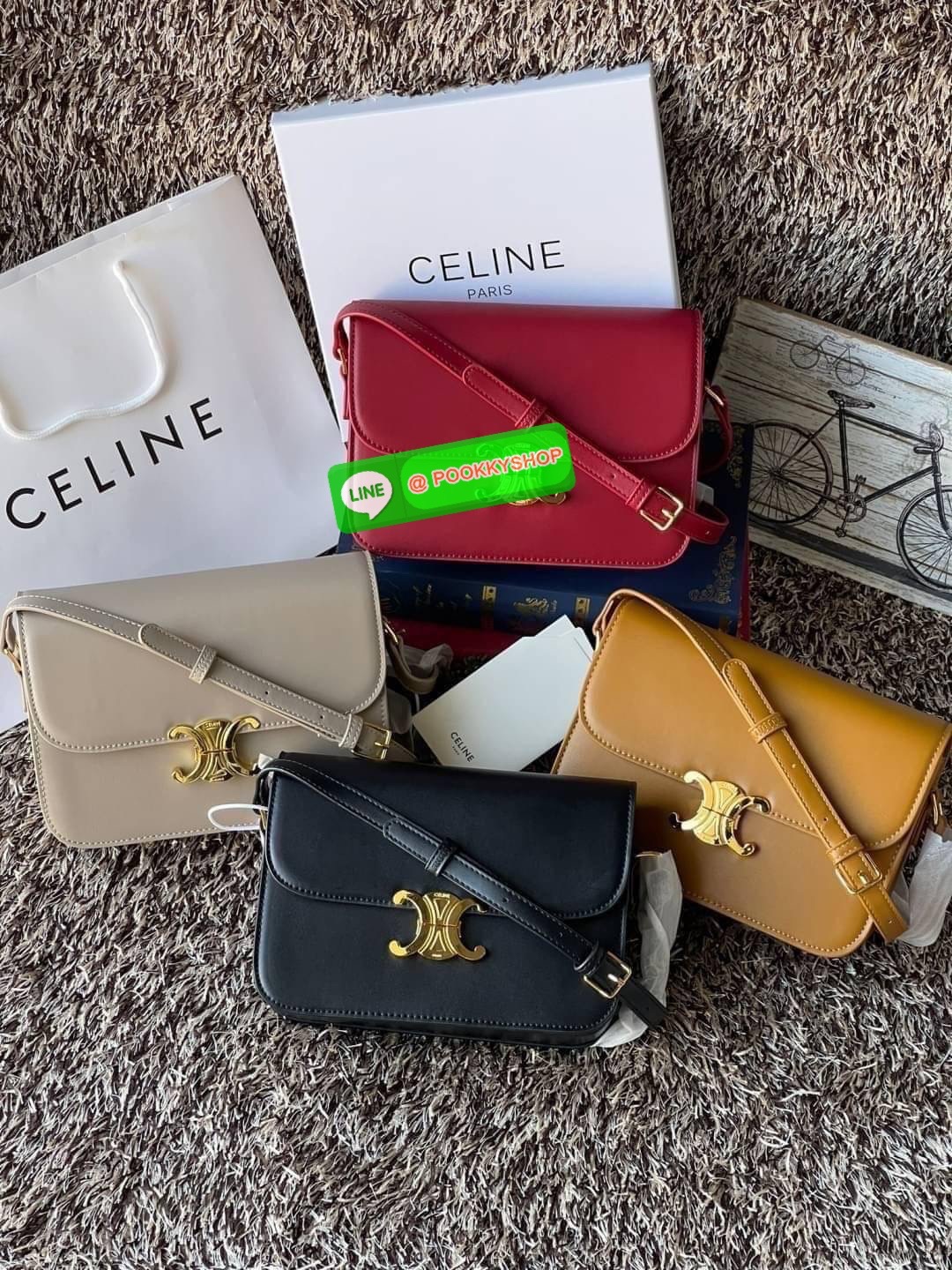 💕Celine MEDIUM TRIOMPHE BAG IN SHINY มีรูปทรงเป็นกล่องคล้ายกับกระเป๋า Classic Box แต่มีการออกแบบโลโก้ที่สะดุดตาแบบวินเทจ ด้วยดีไซน์ที่ดูโฉบเฉี่ยว แต่คงความคลาสสิคอย่างเต็มเปี่ยม ทำให้เป็นที่ดึงดูดความสนใจของสาวๆ สายสะพายสามารถปรับระดับได้ มีความคล