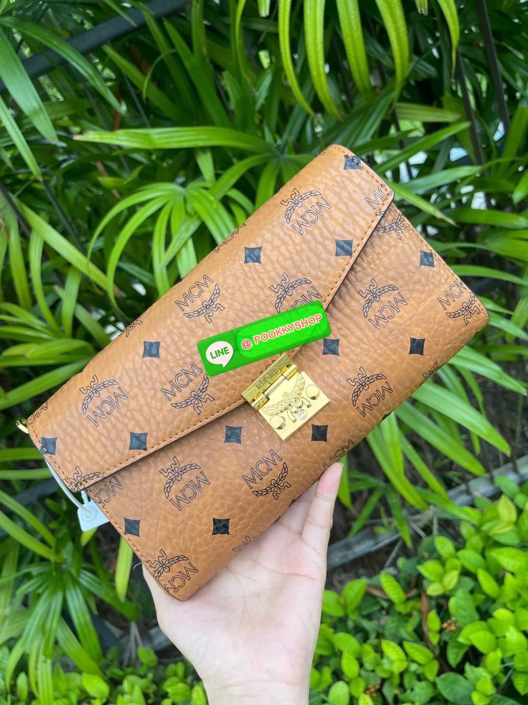 MCM Millie Flap Crossbody In Visetos ในฐานะตำนานที่ยังคงอยู่ กระเป๋าจากคอลเล็กชั่น Millie นี้ มีเรื่องราวของ MCM แทรกซึมอยู่ในทุกองค์ประกอบ กระเป๋าใช้งานแบบCrossbody โดยฝาปิดกระเป๋าตัดเย็บจากผ้าใบเคลือบผิวพิมพ์ลาย Visetos (Visetos Canvas) ถือเป็นไอเทมในฝั