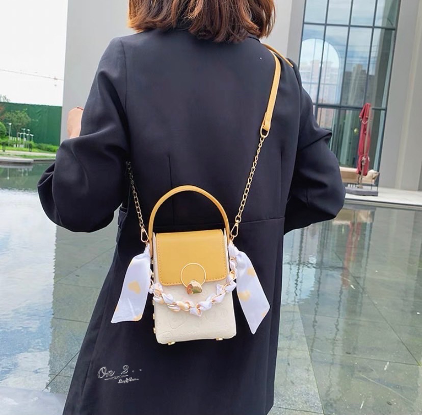 กระเป๋าสะพายข้างทรงกล่อง ไซส์มินิสะพายง่ายแมทเข้ากับทุกลุค สายสะพายยาวครอสบอดี้ได้ค่ะ ใส่โทรศัพท์ใส่ของจุกจิก