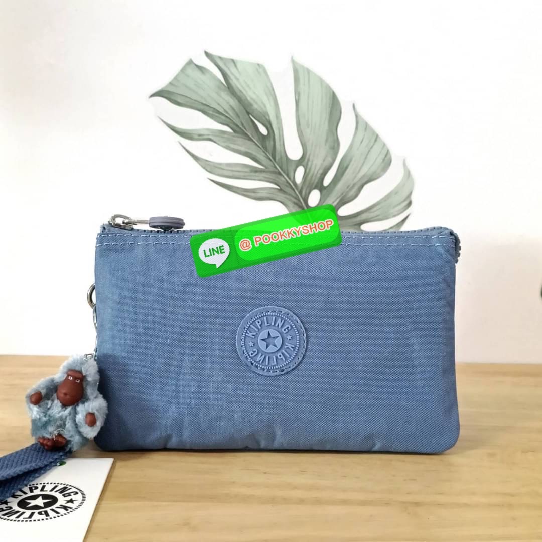 Kipling Creativity Large Pouch วัสดุ Nylon 100% กระเป๋าคล้องมือขนาดพอเหมาะ 7.25 นิ้ว พกพาสะดวก เปิด-ปิดด้วยซิปเดียวใช้งานง่าย ด้านในมีช่องกว้าง 2 ช่องและช่องซิปเล็กตรงกลางอีก 1ช่อง ใช้งานได้สะดวก สามารถใส่มือถือ 7.5 นิ้วได้ กุญแจรถ ธนบัตรได้ ล็อตนี้มาพร้อ