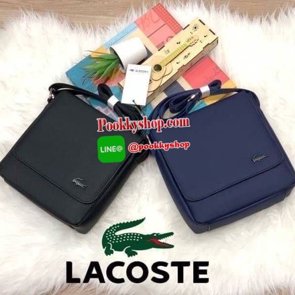 ลาคอส Classic Flap Crossover Bag จากแบรนด์ดัง หนังสวยงามตามแบบฉบับของแบรนด์ ด้านหน้ามีสัญลักษณ์จรเข้เป็นโลโก้แบรนด์ เปิดปิดด้วยกระดุมแม่เหล็ก ภายในมีช่องใส่ของเป็นสัดส่วน ขนาดกำลังดี ใส่ มินิipad , กระเป๋าสตาค์ยาวได้ สายสะพายยาวมปรับความยาวได้ฟร