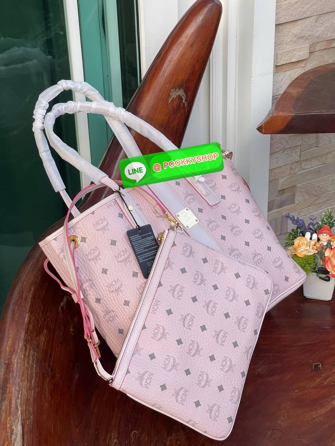 💕Mcm Liz Reversible Shopper in Visetos ขึ้นชื่อว่าเป็นกระเป๋าช็อปเปอร์ แน่นอนว่า จะต้องเหมาะสำหรับสาว ๆ ที่ชอบพกสัมภาระเยอะ ซึ่งรุ่นนี้ไม่ใช่แค่เพียงให้พื้นที่จุของกว้างขวางเท่านั้น แต่ยังออกแบบดีไซน์และรูปทรงให้มีความยืดหยุ่น มีหูรูดด้านข้างที่สา