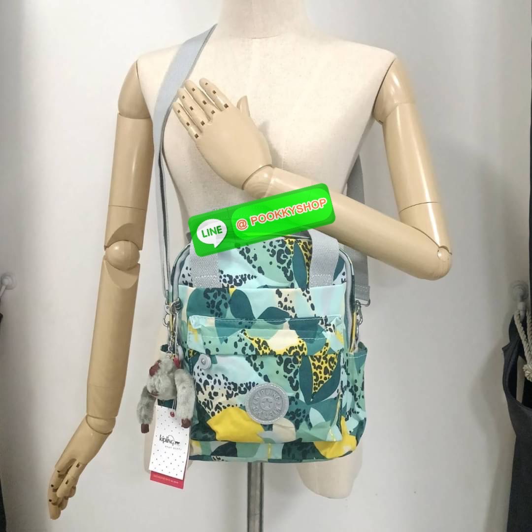 KIPLING 3 WAYS MINI BACKPACK ซับในลายตาราง กระเป๋าสะพาย 3 Ways รุ่นใหม่ วัสดุ Nylon & Polyester 100% หูหิ้วหนังปั๊มชื่อแบรนด์ สายสะพายยาวเลื่อนปรับได้ free size และ สามารถถอดได้ สามารถถือหรือสะพายได้ จะสะพายไหล่ สะพายเฉียง Crossbody หรือจะคล้องสายเป็นเป้ส
