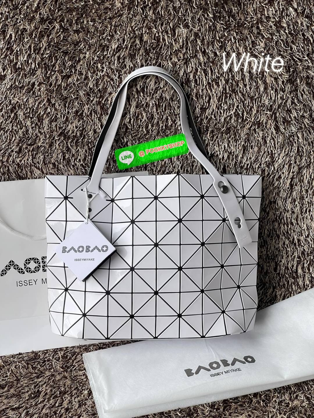 💕 Bao Bao Issey Miyake ROCK MATTE ซีรีส์นี้จะเป็นทรงสี่เหลี่ยมผืนผ้า มีซิปปิดด้านบน ถือเป็นรุ่นที่เหมาะกับการใช้งานในชีวิตประจำวัน สามารถพับมุมและบริเวณด้านล่างของกระเป๋าเพื่อเพิ่มความสะดวกสบายในการใช้งาน ทั้งยังช่วยให้วางกระเป๋าในแนวตั้งได้อีกด้ว