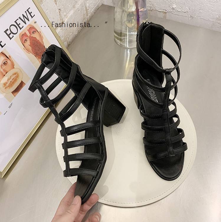 สินค้าล็อตใหม่มาถึง พร้อมส่งแล้วค่ะ NEW OPEN TOES ROMAN SANDALS SHORT BOOTS งาน Premium-Quality รุ่นขายตลอดกาล ดีหมดไวมากค่ะ!!! รองเท้าหนังสานทรงสั้นสไตล์โรมัน วัสดุ PU เนื้อหนาคุณภาพดี Cutting แน่นทรงสวยมาก ถอดใส่ง่ายด้วยซิปหลัง ส้นใหญ่สูง 2.5" สโลป