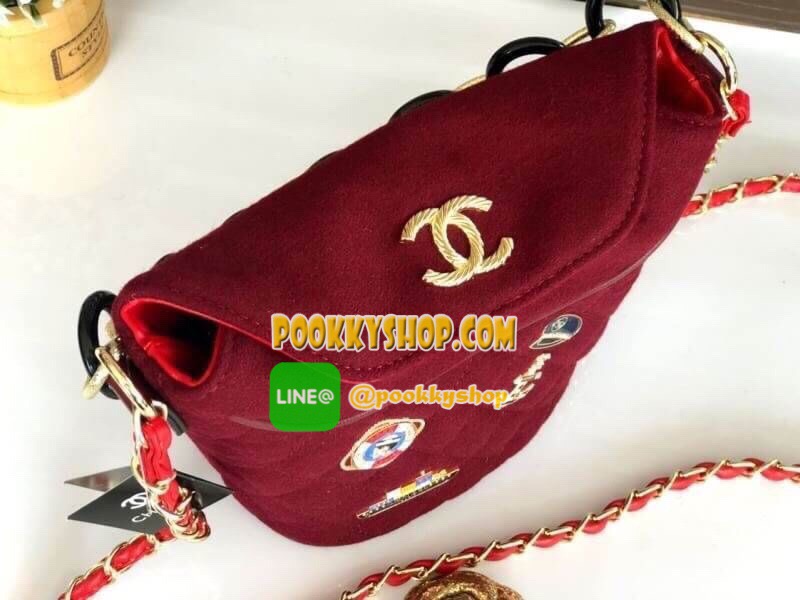 Chanel ทรงถัง เป็นกระเป๋าถือ/สะพายหลังอเนกประสงค์ แคนวาส เนื้อหนา ผิวสัมผัสคล้ายหนังกลับ ด้านในบุหนัง ฐานรองหนังปักcc ด้านหน้าปักอะไหล่ ประดับเพชรcz สายสะพาย2 แบบ เก๋มากๆค่ะ มีถุงผ้ากันฝุ่นแถมให้ค่ะ