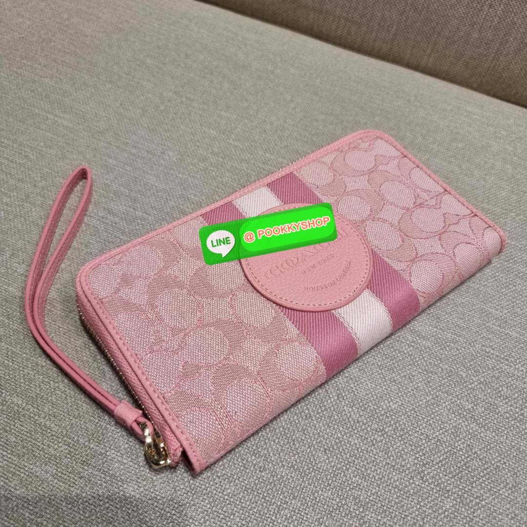 COACH C9073 DEMPSEY LARGE PHONE WALLET IN SIGNATURE JACQUARD WITH STRIPE AND COACH PATCH พร้อมเสิร์ฟความเลิศหรู กับคอลใหม่ล่าสุด กระเป๋าสตางค์ใบยาวกึ่งคล้องมือ สีสุดละมุน ถือใช้คือขับผิวสุด!! วัสดุผ้า jacquard สลับหนัง pepble มาพร้อมสายคล้องมือในตัว กันหล