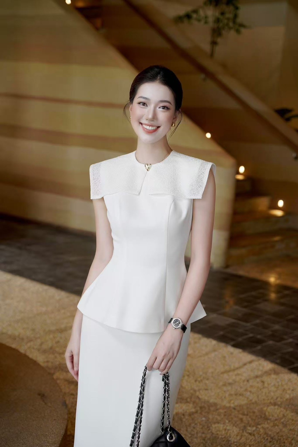 ชุดเซทแฟชั่นSet 2 ชิ้น เสื้อ+ กระโปรงยาว เสื้อแขนกุดสีขาวมีปกเสื้อแบบมีเท็กซ์เจอร์และแต่งอ่ะไหล่สีทอง