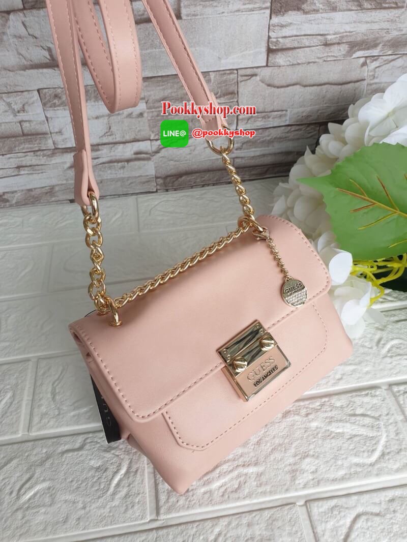Guess Mini Crossbody Bag กระเป๋าสะพายข้าง Crossbody หนังนิ่มเรียบอยู่ทรง มาพร้อมพวงกุญแจแบรนด์ฝังเพชรสวยหรู ดูแพง พวงกุญแจถอดออกได้ กระเป๋าขนาดกำลังพอดี น่ารัก น่าใช้ค่ะ เปิด-ปิดด้วยกระดุมแป็ก ด้านหน้าติดโลโก้แบรนด์อะไหล่ทอง ภายในโล่ง ซับในผ้าอย่างดี มีช่