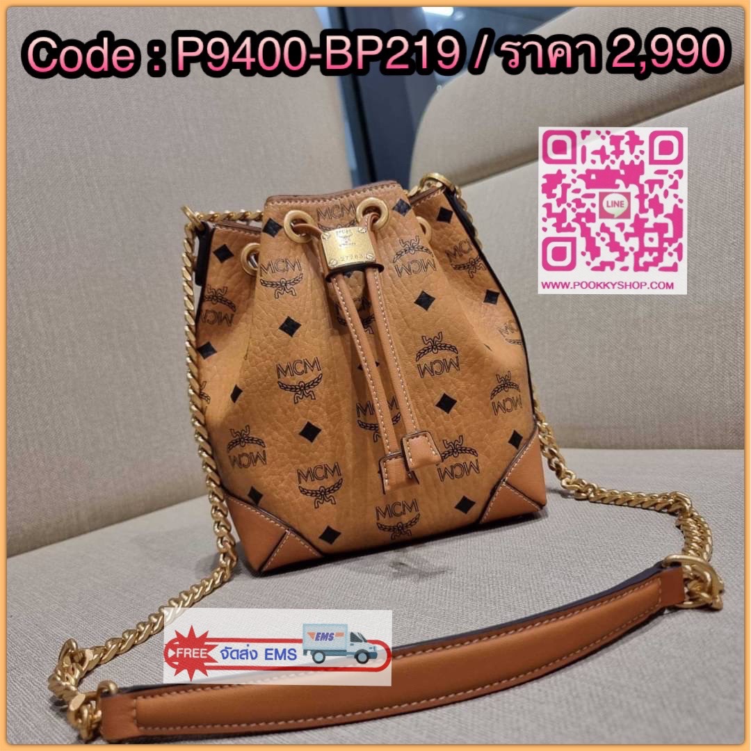 MCM SOFT BERLIN DRAWSTRING BAG IN VISETOS กระเป๋าสะพายทรง bucket ไซส์ mini ขนาดน่ารักน่าใช้ มาพร้อมกล่องสุดหรู!! วัสดุหนังแคนวาสคุณภาพดี รูดเปิด-ปิดกระเป๋าด้วยสายหนัง ภายในเป็นช่องโล่ง มีช่องแยก และช่องเก็บบัตรหรือจะไว้ของจุกจิกก็ได้ เป็นหนังแท้ ใต้กระเป๋