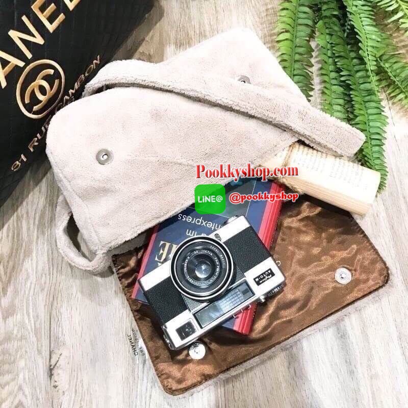 MUST HAVE! Chanel Beaute Crossbody Bag กระเป๋าถือหรือสะพายพรีเมี่ยมของเเท้จาก Chanel Cosmetic Counter VIP Gift รุ่นแนะนำวัสดุขนวูฟสีดำหนานุ่มตัดโลโก้แบรนด์หนังแก้วสวยโดดเด่น น้ำหนักเบา เปิดปิดด้วยฝาปิดกระดุมแม่เหล็ก ใบใหญ่กำลังดีใส่ ipad กระเป๋าสตางค์ใบยา