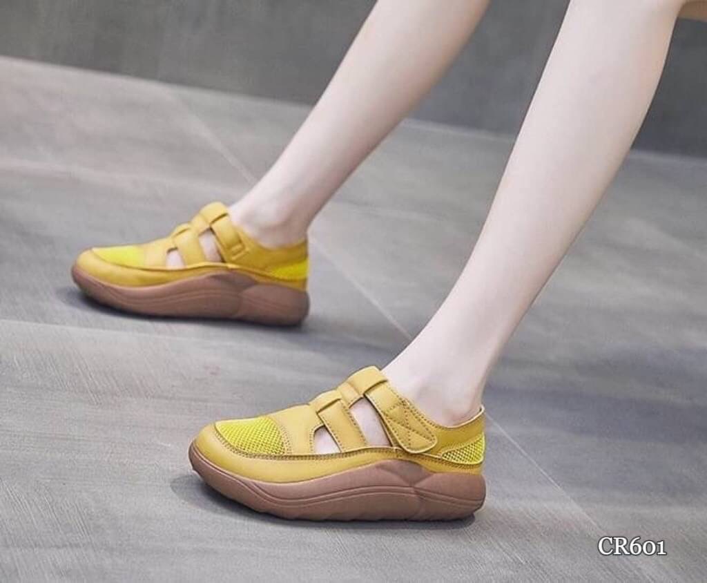 ผ้าใบเพื่อสุขภาพ CR601 งานหนังดีมาก ผ้าใบเปิดระบายอากาศได้ดี ใส่สบาย สวมง่าย และง่ายในการทำความสะอาด เก๋ไก๋ไม่ซ้ำใคร งานสวย ใส่กับชุดไหนก็แมท