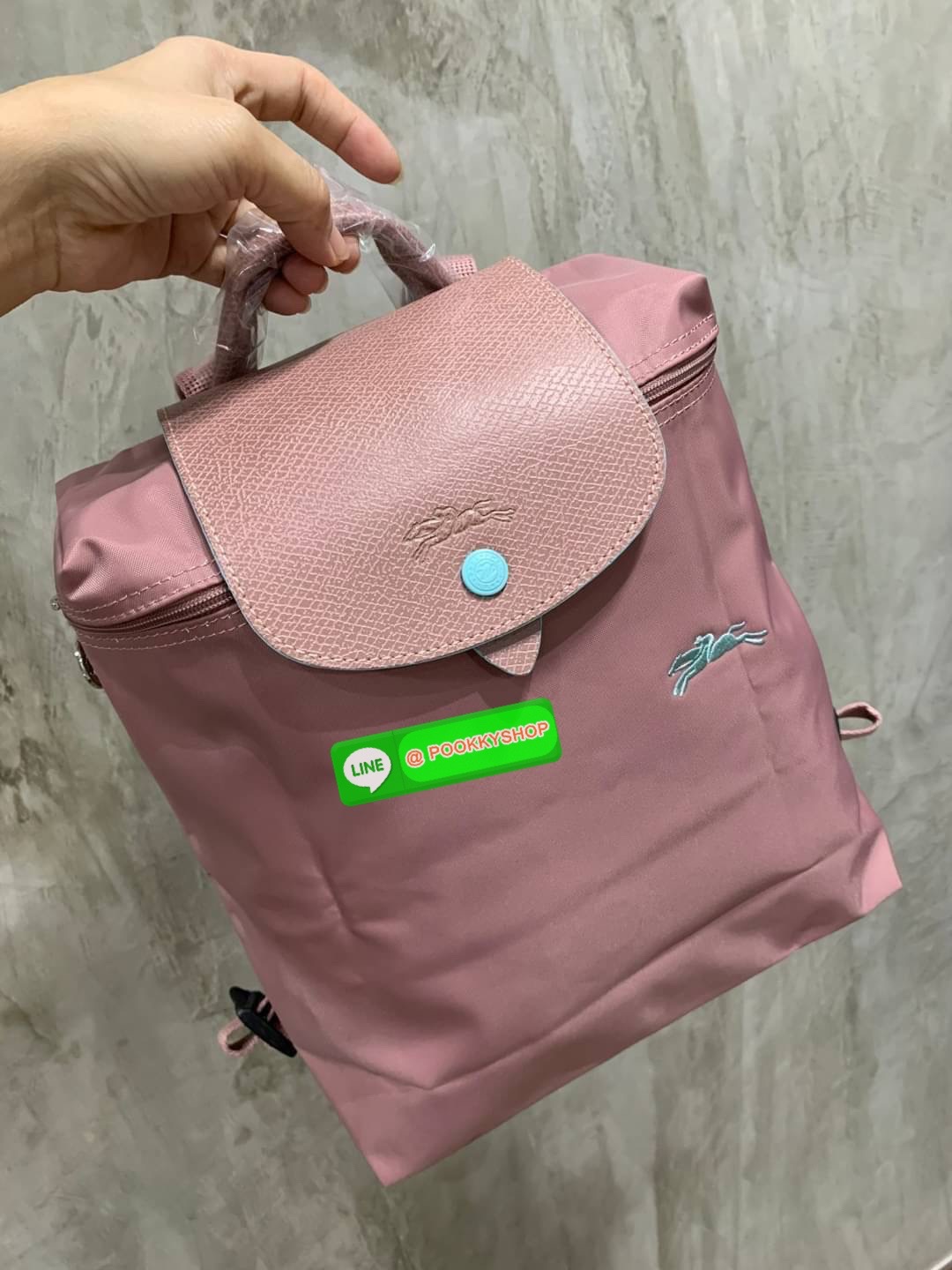 💕Longchamp LE PLIAGE Club Backpack พบกับอีกหนึ่งสไตล์ของLongchamp ที่เป็นรุ่นยอดนิยมอีกรุ่น สำหรับสาวแฟชั่นหัวทันสมัย เติมความพิเศษให้กับลุคด้วย ยังมีสีให้เลือกเยอะเรียกได้ว่าชอบสีโทนไหน ชอบแต่งตัวสไตล์ไหนก็เอาไปแมทช์กันได้เลย เป็นกระเป๋าเป้ในไม่ก