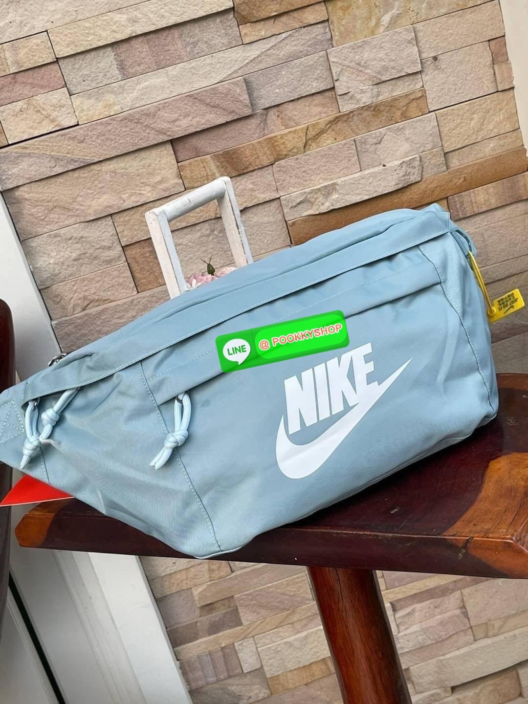 Nike Tech hip pack กระเป๋าคาดเอว Nike Tech รุ่นใหม่ชนช้อป!! ให้คุณหยิบใช้อุปกรณ์กีฬาและพกพาได้อย่างง่ายดาย พร้อมโดดเด่นด้วยกระเป๋าซิป 2 จุดสำหรับเก็บสิ่งของ และสายกระเป๋าแบบปรับได้เพื่อให้แนบกับลำตัว ใช้งานได้คล้องตัว ใส่ของได้จุสมใจเลยคร้า