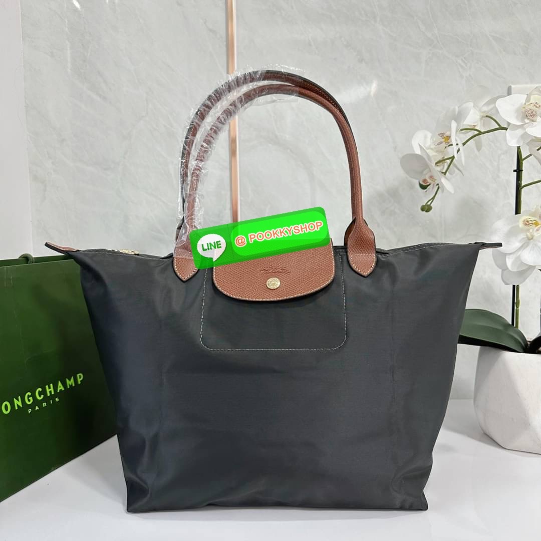 LONHGCHAMP LE PLIAGE ORIGINAL L TOTE BAG 🔖กระเป๋าสะพายไหล่ Le pliage ใบใหญ่ เรียบง่ายจุของได้เยอะ สามารถเก็บเอกสารหรือแล็ปท็อปได้คะ 🔖วัสดุ:ไนลอนเคลือบ 🔖เปิด-ปิดด้วยซิป ภายในกว้าง มีช่องลับแยกคะ 🔖สามารถพับเก็บได้พกพาสะดวกคะ