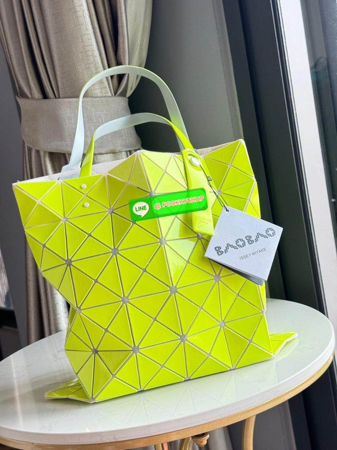 Baobao Issey Miyake 6x6 กระเป๋า Tote รุ่นนี้ถือว่าเป็นกระเป๋า Tote ไซส์กลางที่เหมาะกับการพกพาสิ่งของที่จำเป็นในทุก ๆ วัน มาพร้อมสายที่สามารถปรับได้ทั้งสองสาย และมีช่องใส่ของช่องเล็กด้านใน 1 ช่อง จุของได้เยอะแถมยังทนทาน ใช้เป็น Everyday Bag ได้เลยคะ พกพาสะ